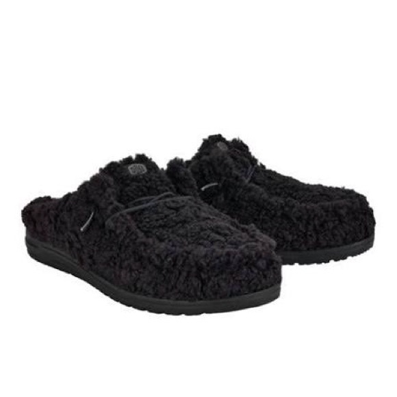 Hey Dude Shoes - Hey Dude fluffy indoor/outdoor slippers 🖤
